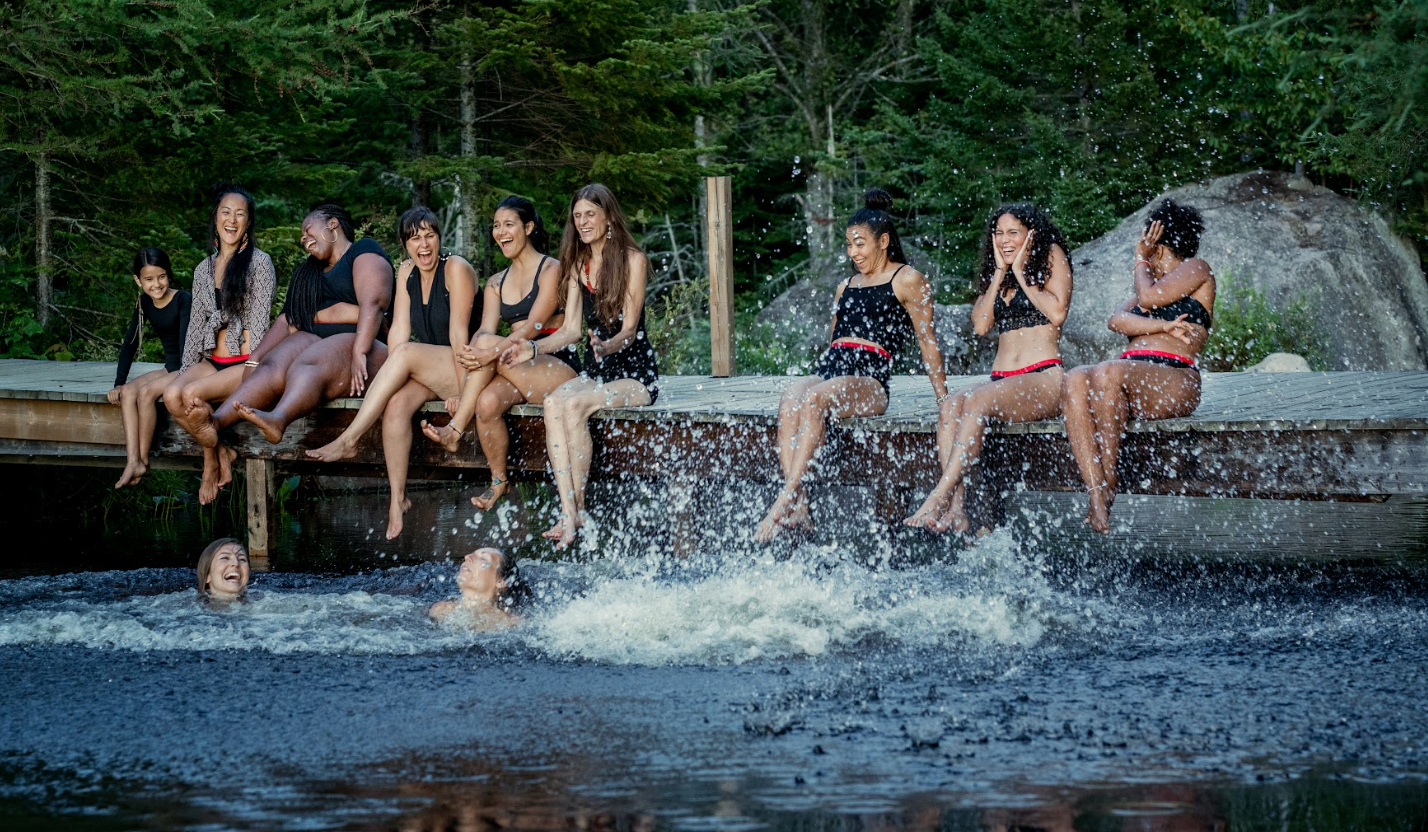 Femmes assisent sur un ponton en portant des culotte de règles, culotte de protection.