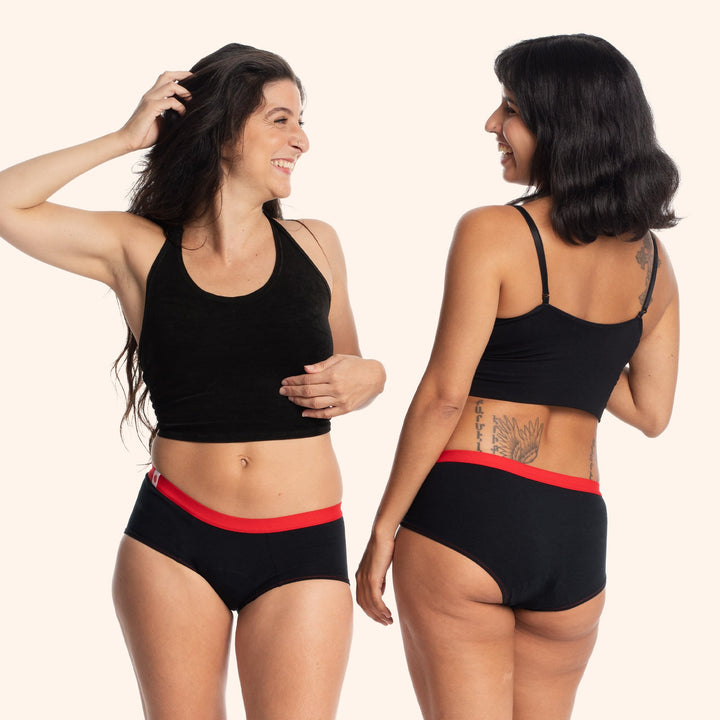 Deux femmes qui se regardent en culottes menstruelles shorty
