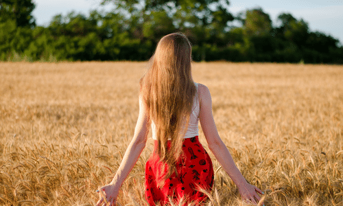 écofeminisme femme robe rouge