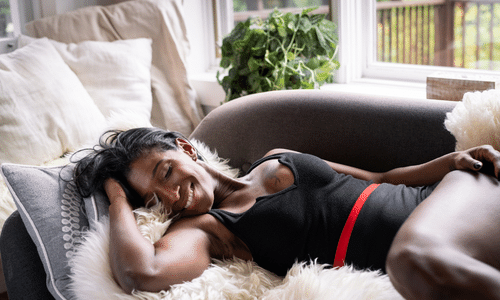femme allongée en culotte menstruelle