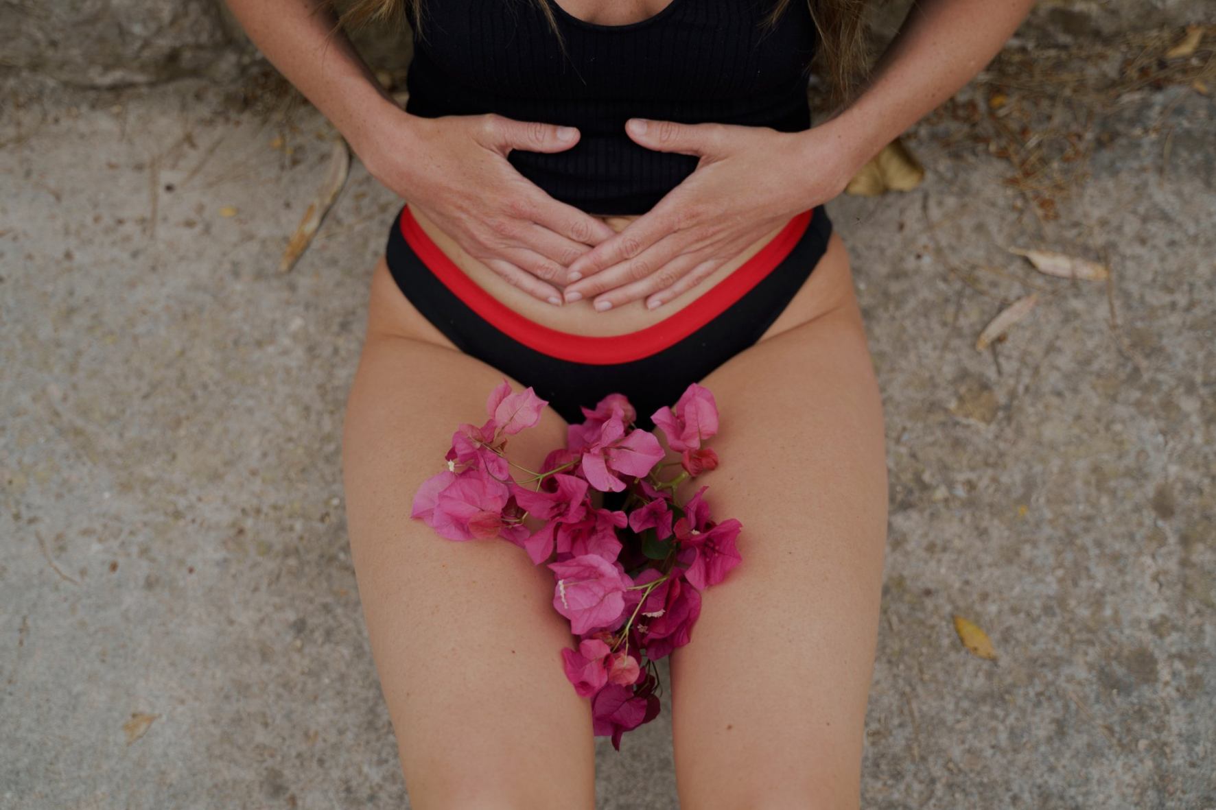 Mains sur ventre et fleurs durant menstruations