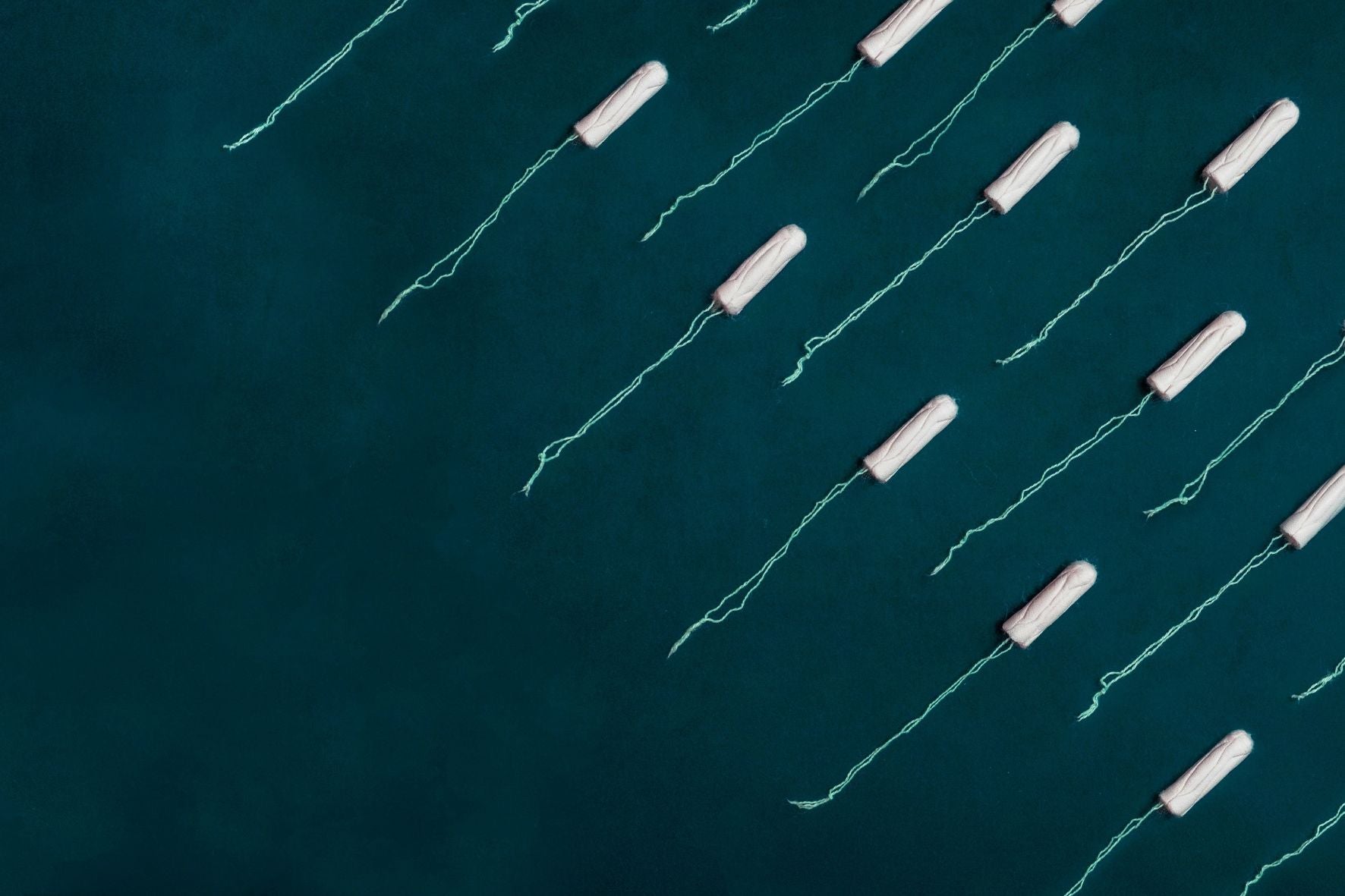 Un océan pollué par des tampons.