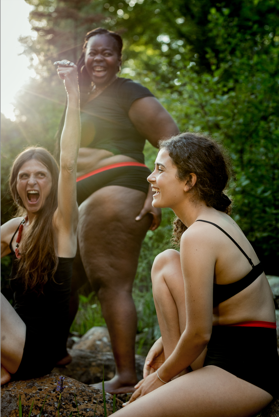 Trois femmes dans la forêt, en bobettes québécoises, produits d'hygienes intimes.