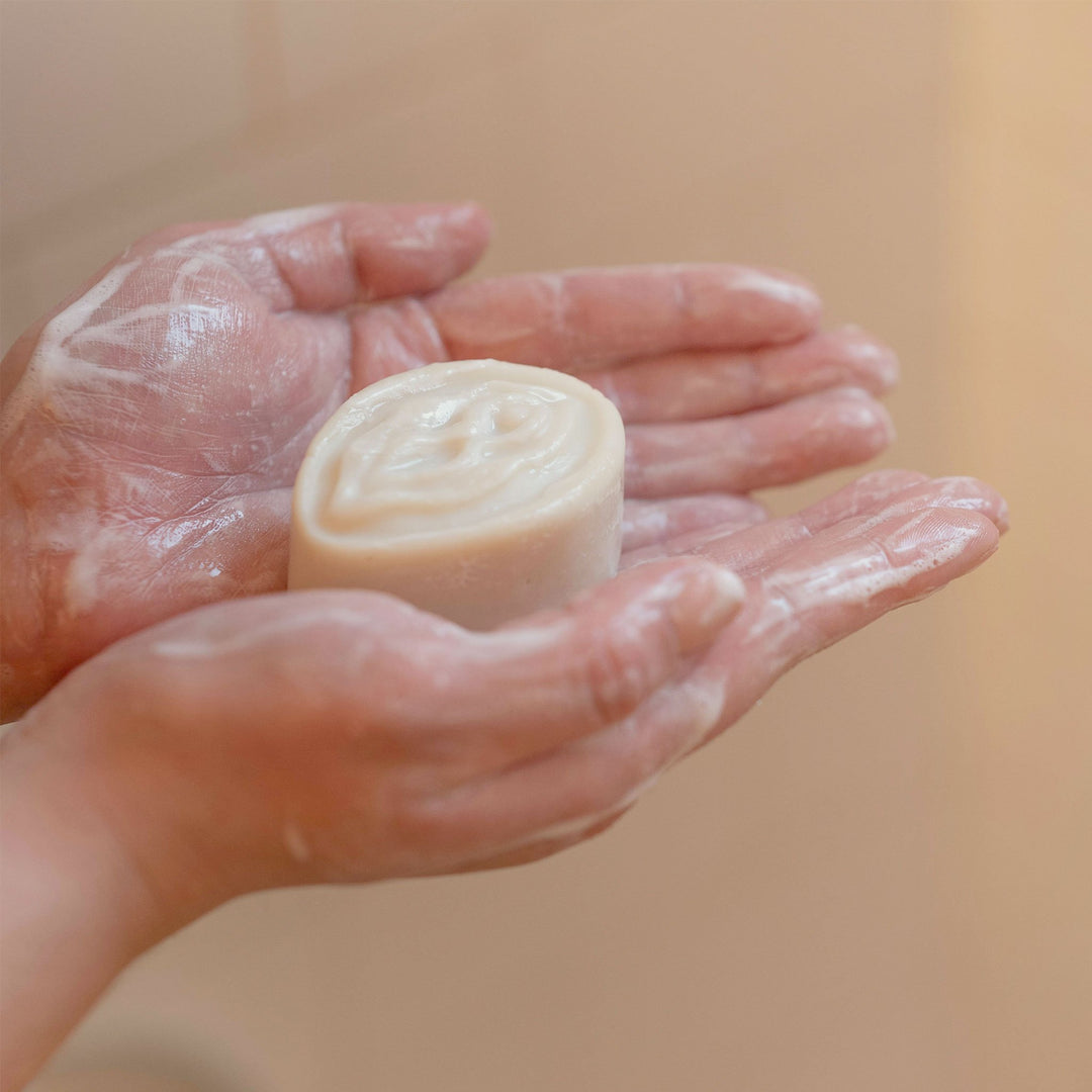 Savon intime tenu dans des mains