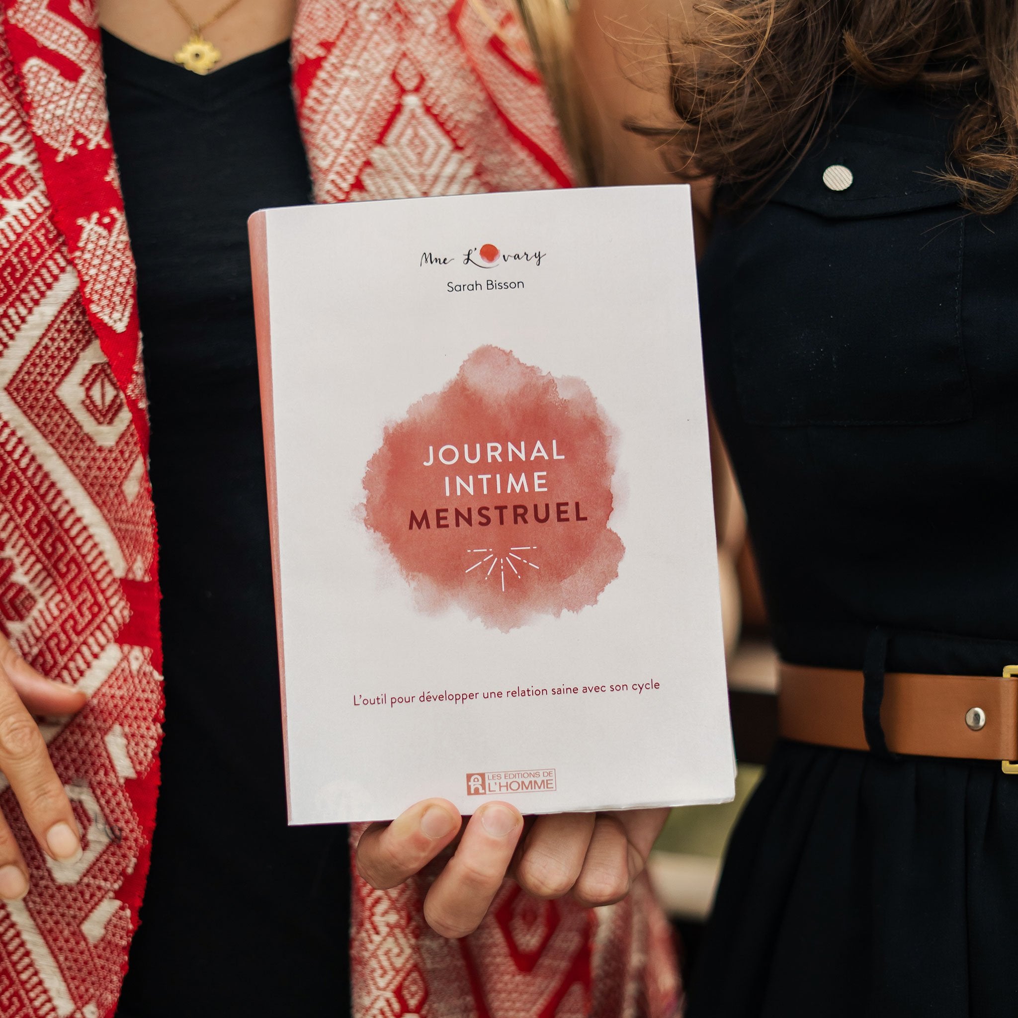 Femmes qui tiennent un Journal pour comprendre son cycle menstruel