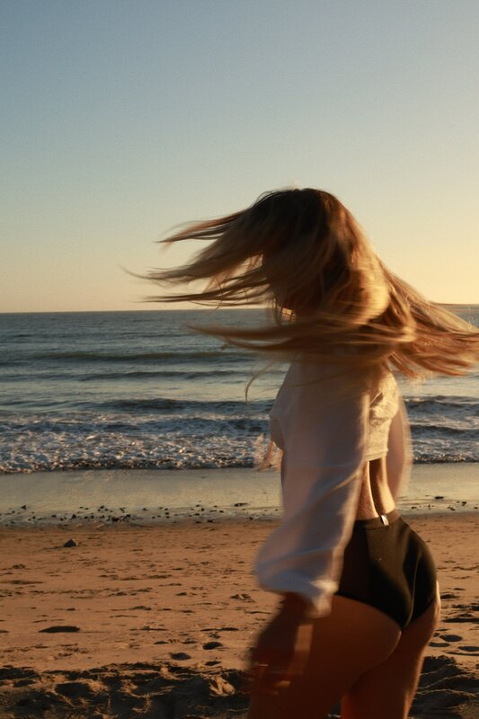 Une femme sur une plage porte des culottes menstruelles Mme L’Ovary.