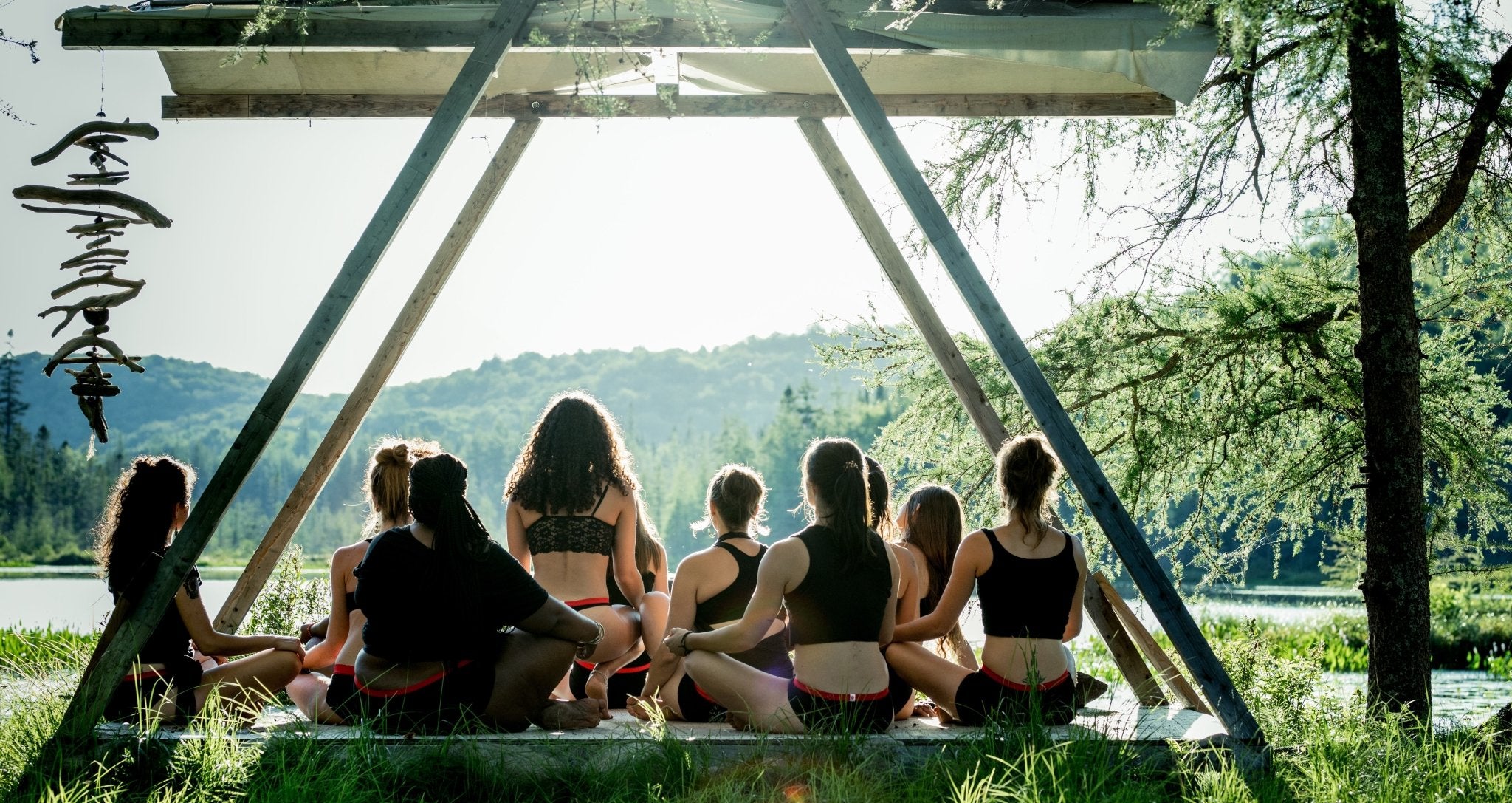 Un groupe de femme qui font du yoga pour connecter avec leur cycle menstruel.